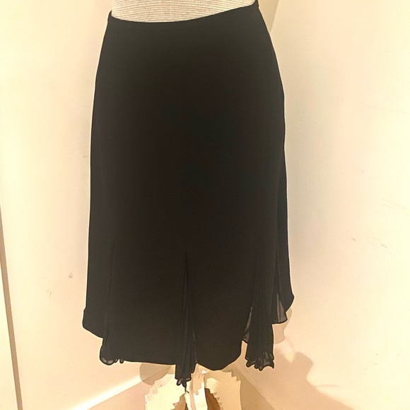 Black flaired skirt - Picture 1 of 3